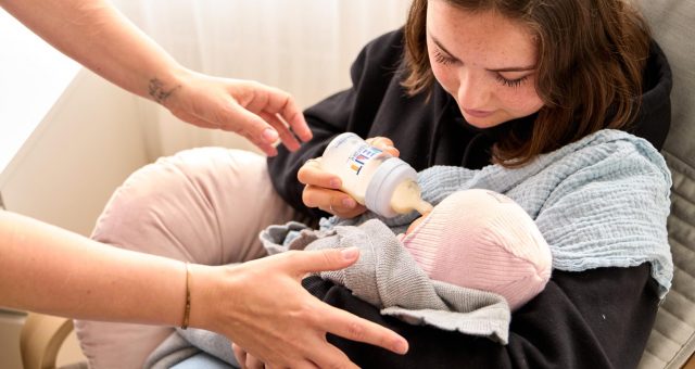 Inselhof Zürich – Zentrum für Kinder, Mütter und belastete Familien - Baby mit Schoppen in Arm