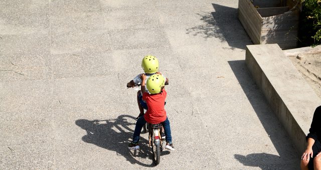 Inselhof Zürich – Zentrum für Kinder, Mütter und belastete Familien - Jungs auf Velo mit Helm
