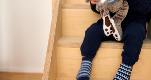 Inselhof Zürich – Zentrum für Kinder, Mütter und belastete Familien - Kind auf Treppe mit Teddy